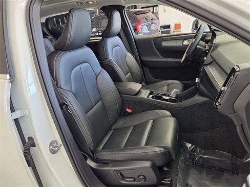 Certified 2025 Volvo XC40 B5 Plus image 24