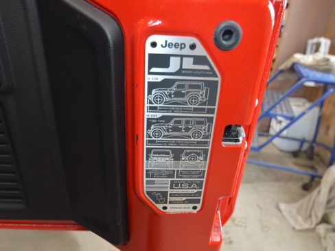 Used 2025 Jeep Wrangler Unlimited Sahara w/ Safety Group image 18