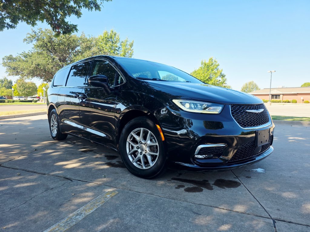 Used 2023 Chrysler Pacifica Touring-L FWD image 3