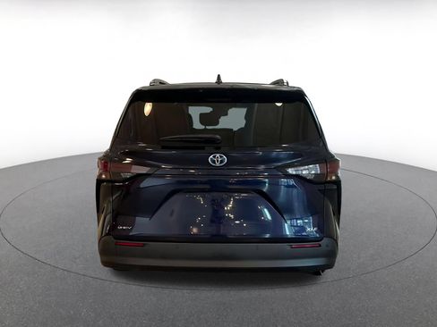 Used 2025 Toyota Sienna XLE FWD image 10