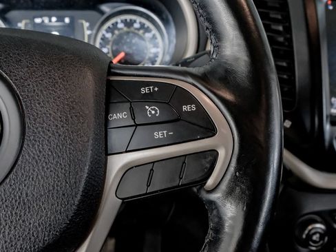 Used 2015 Jeep Cherokee Latitude w/ Cold Weather Group AWD/4WD image 17