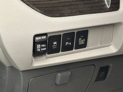 Used 2015 Toyota Sienna XLE w/ XLE Navigation Package FWD image 21
