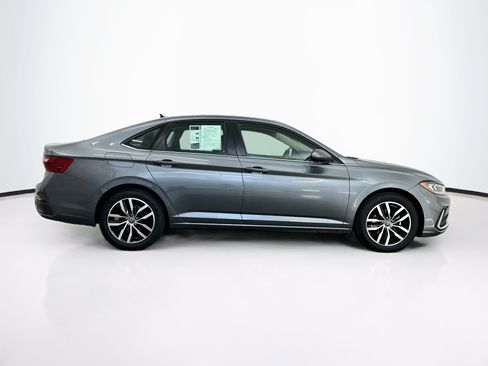 Used 2025 Volkswagen Jetta SE FWD image 10