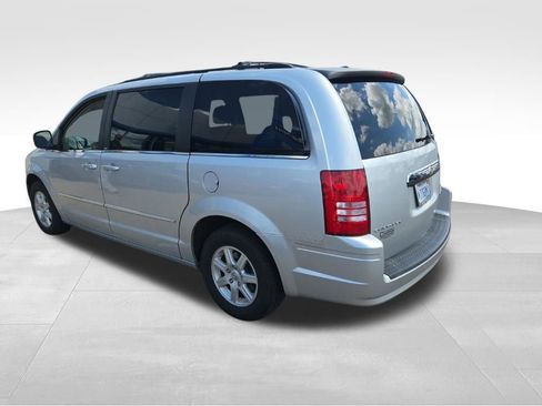 Used 2010 Chrysler Town & Country Touring w/ Entertainment Group #2 FWD image 4