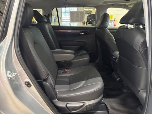 Used 2020 Toyota Highlander Limited image 15