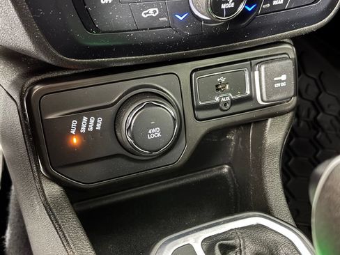 Used 2020 Jeep Renegade Latitude w/ Cold Weather Group AWD/4WD image 27