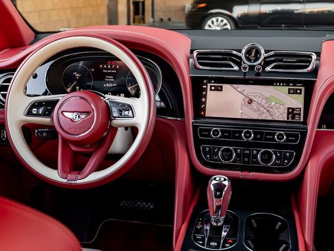 Used 2023 Bentley Bentayga Extended Wheelbase AWD/4WD image 22