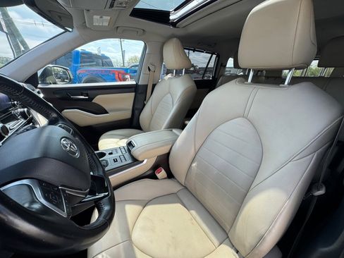 Used 2020 Toyota Highlander XLE image 22