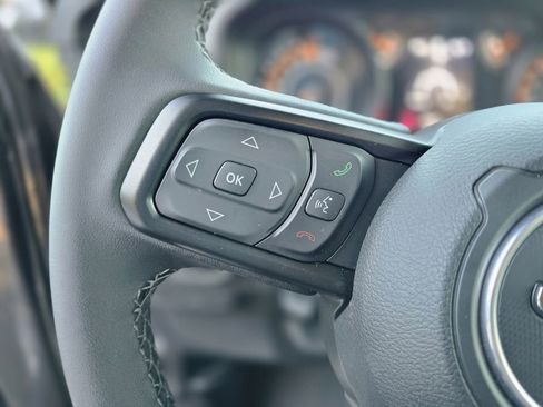 Used 2025 Jeep Gladiator Sport image 18