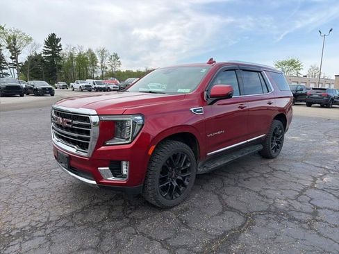 Used 2023 GMC Yukon SLT w/ SLT Luxury Package AWD/4WD image 4