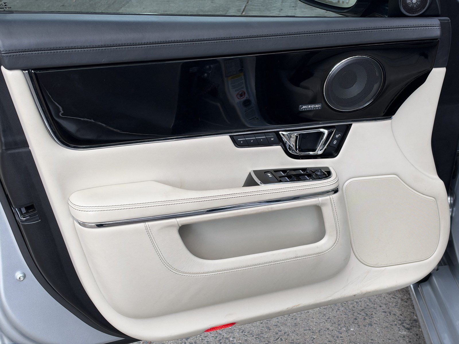 Used 2019 Jaguar XJ R RWD image 13
