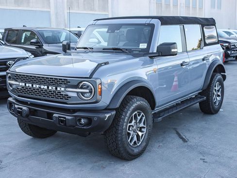Used 2023 Ford Bronco Badlands image 3