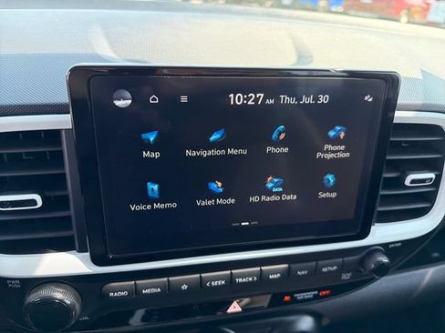 Used 2024 Hyundai Venue Limited FWD image 21