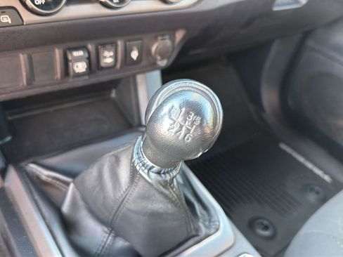 Used 2018 Toyota Tacoma TRD Sport AWD/4WD image 28