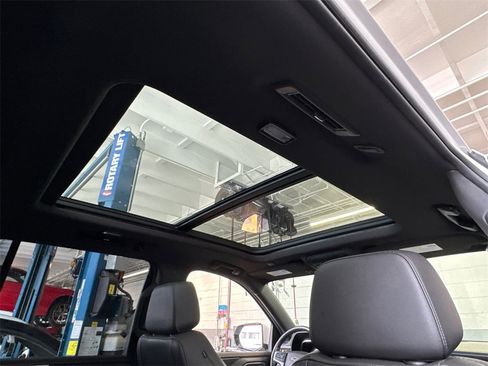 Used 2022 Chevrolet Tahoe Z71 w/ Luxury Package image 7