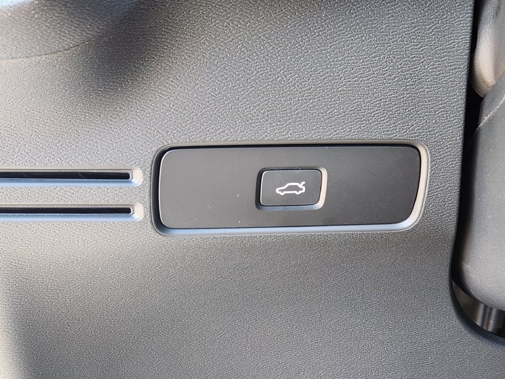 Used 2025 Volvo XC40 B5 Plus AWD/4WD image 12