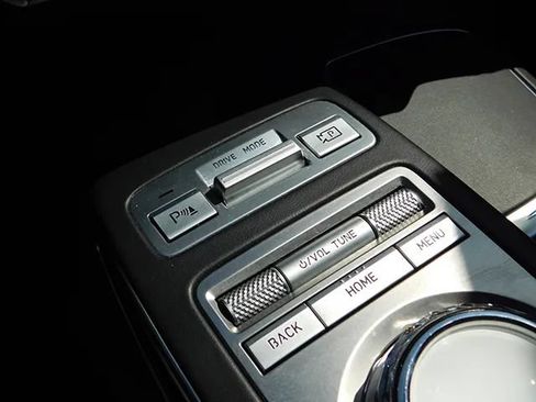 Used 2025 Genesis GV70 2.5T AWD/4WD image 19