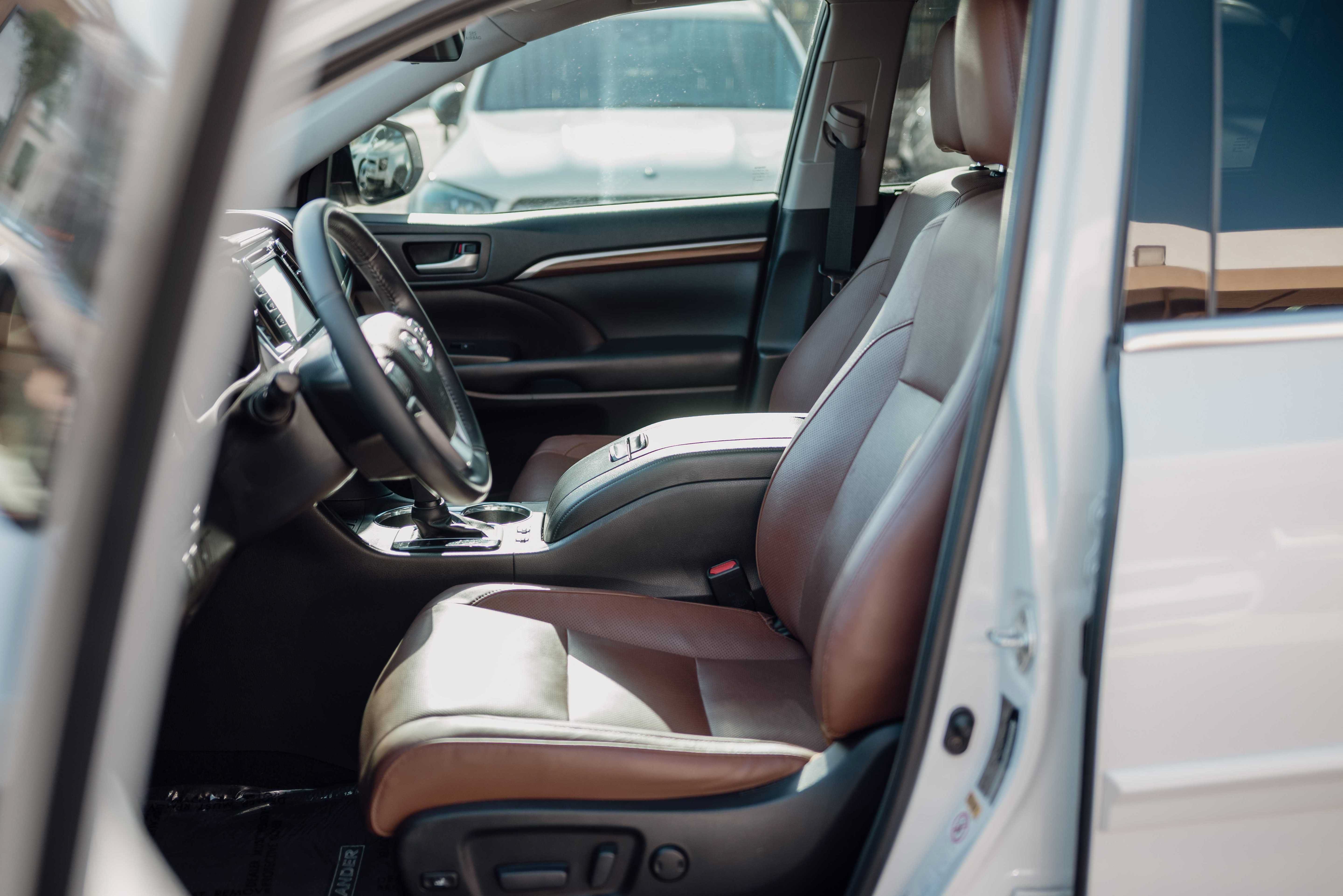 Used 2019 Toyota Highlander Limited w/ Carpet Mat Package (TMS) FWD image 7