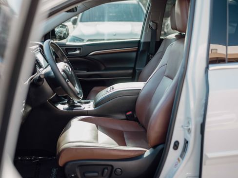 Used 2019 Toyota Highlander Limited w/ Carpet Mat Package (TMS) FWD image 7