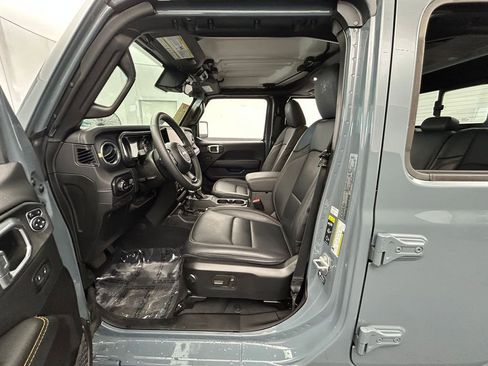 Used 2025 Jeep Gladiator Sport AWD/4WD image 16