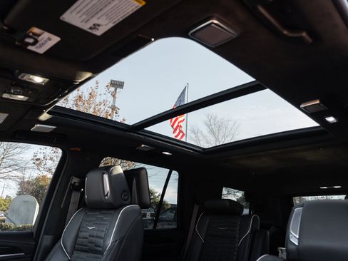 Used 2023 Cadillac Escalade V w/ LPO, ONYX Package image 27