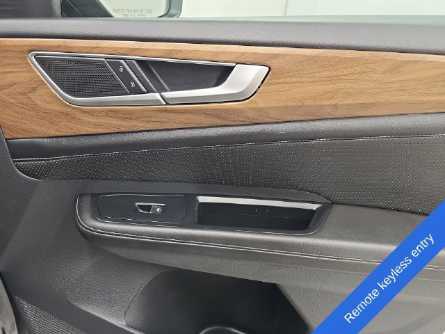 Used 2025 Volkswagen Atlas SE AWD/4WD image 11