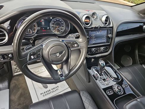 Used 2017 Bentley Bentayga AWD/4WD image 12