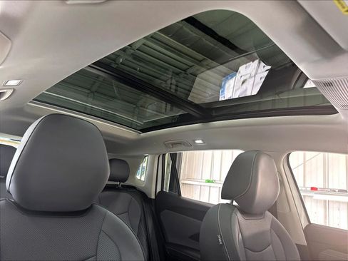 Used 2026 Volkswagen Tiguan SE w/ Panoramic Sunroof Package AWD/4WD image 30