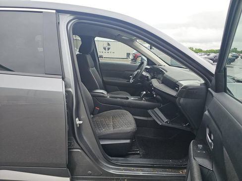 Used 2025 Nissan Kicks SV w/ Charging Package FWD image 17