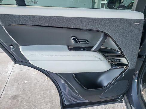 Used 2024 Land Rover Range Rover Sport SE image 18