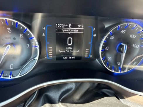 Used 2017 Chrysler Pacifica Touring FWD image 16