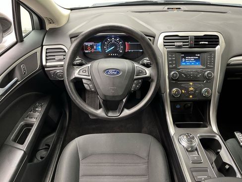Used 2018 Ford Fusion SE FWD image 12