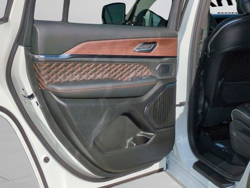 New 2025 Jeep Grand Cherokee L Summit w/ MOPAR Finishing Package AWD/4WD image 17