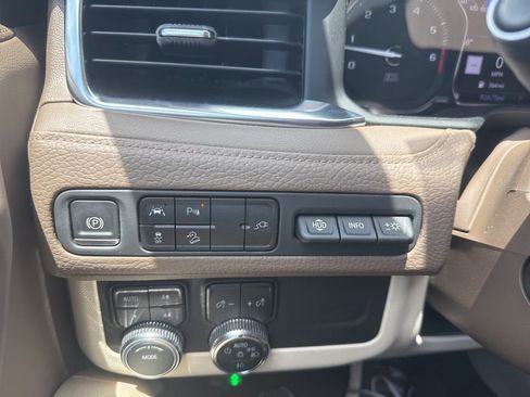 Used 2021 GMC Yukon XL Denali w/ Denali Premium Package AWD/4WD image 13