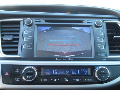 Used 2019 Toyota Highlander XLE image 23