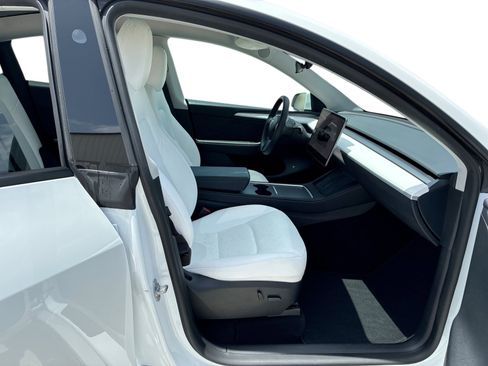 Certified 2023 Tesla Model Y Long Range AWD/4WD image 13