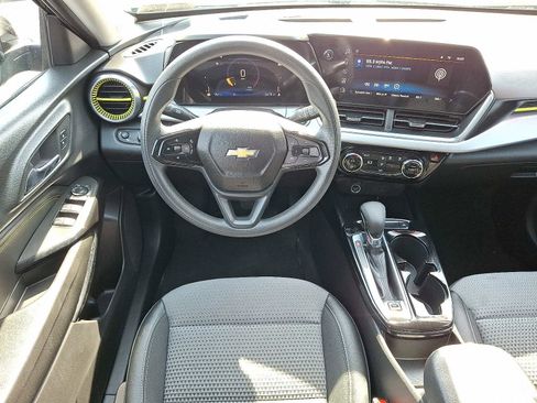 Used 2024 Chevrolet Trax LT FWD image 11