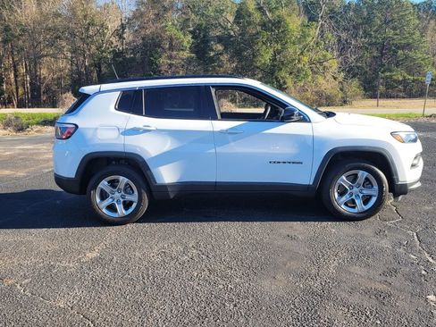 Used 2023 Jeep Compass Latitude w/ Sun and Sound Group AWD/4WD image 13
