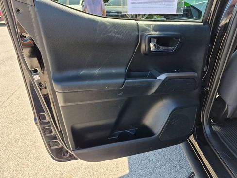 Used 2016 Toyota Tacoma TRD Sport AWD/4WD image 25