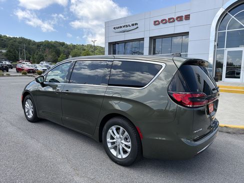 New 2027 Chrysler Pacifica Select FWD image 11