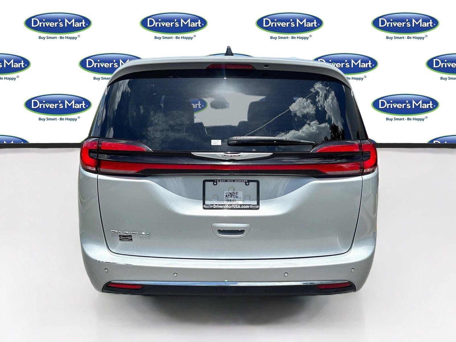 Used 2023 Chrysler Pacifica Touring-L FWD image 6