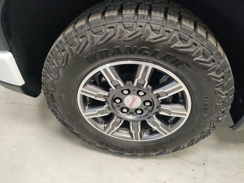 Used 2025 GMC Sierra 1500 AT4 AWD/4WD image 16