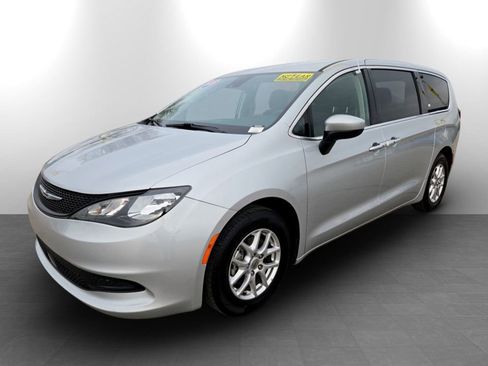 Used 2023 Chrysler Voyager LX image 12
