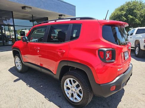 Used 2018 Jeep Renegade Latitude w/ Popular Equipment Group AWD/4WD image 4