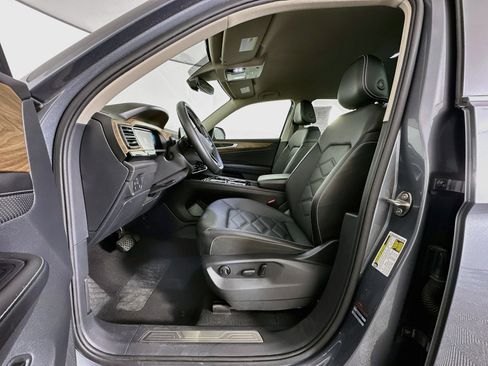 Used 2025 Volkswagen Atlas SE FWD image 13