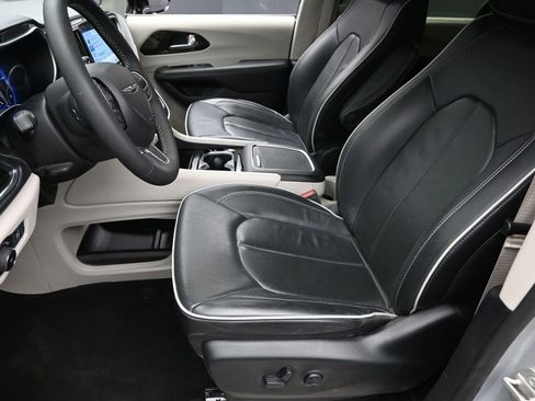 Used 2024 Chrysler Pacifica Limited image 18