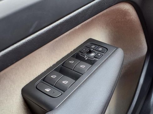 Certified 2024 Volvo XC40 B5 Plus image 32