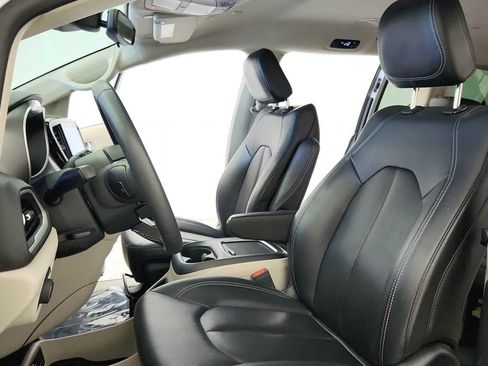 Used 2024 Chrysler Pacifica Touring-L FWD image 19