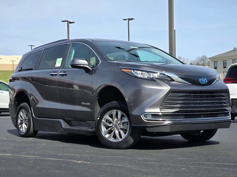 Used 2023 Toyota Sienna XLE w/ XLE Plus Package FWD image 2