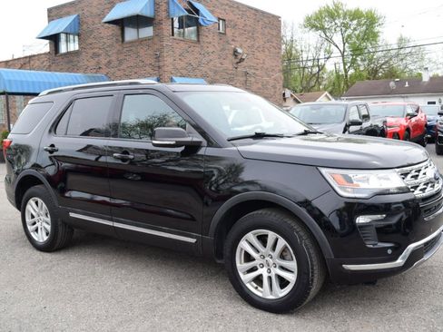Used 2018 Ford Explorer XLT w/ Equipment Group 202A AWD/4WD image 4